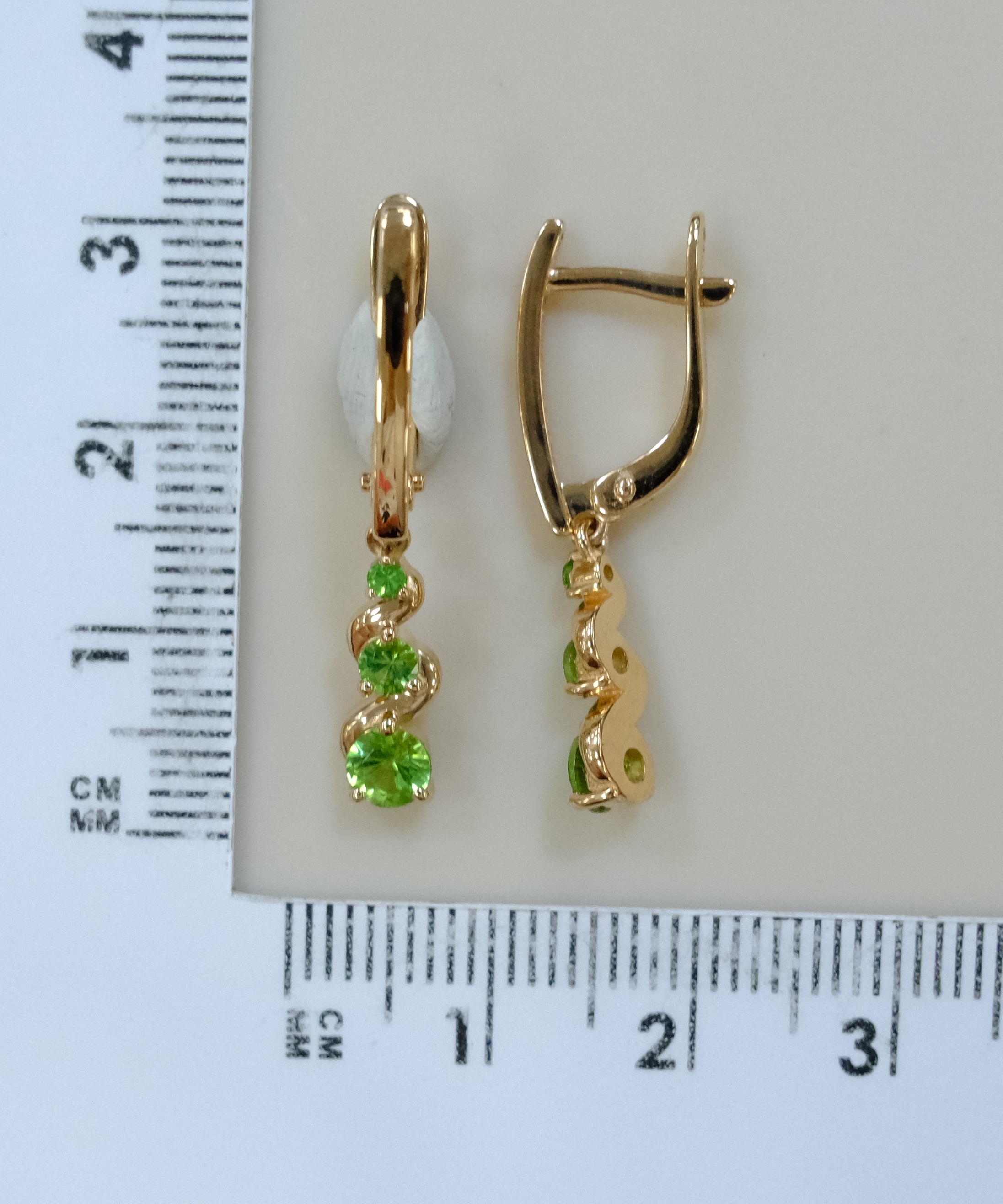 Серьги из золота с тсаворитами